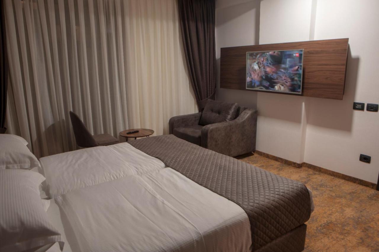Qama Hotel Pristina Exterior photo