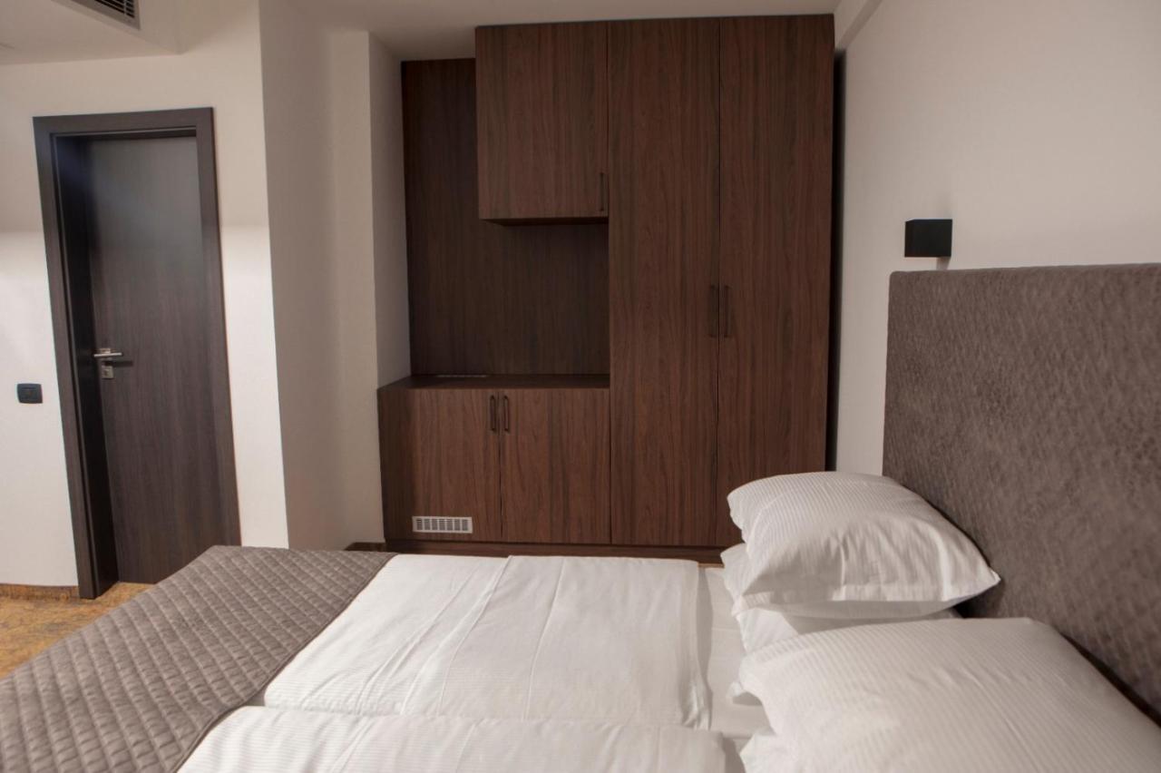 Qama Hotel Pristina Exterior photo